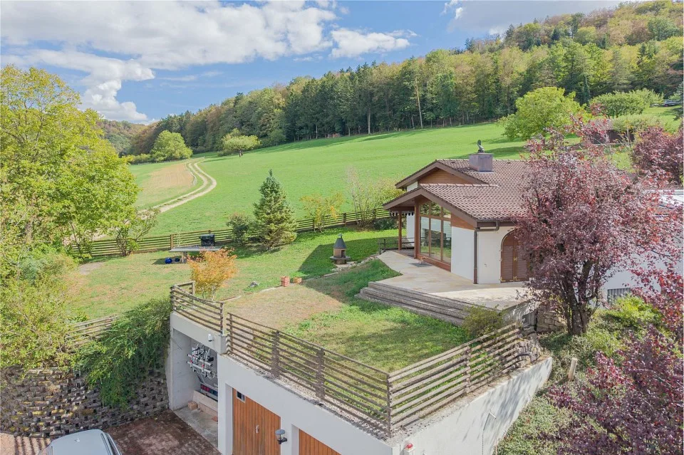 Habiter calmement au bord de la zone de construction : maison unifamiliale de 7,5 pièces avec 3 garages – photo 2 sur 13