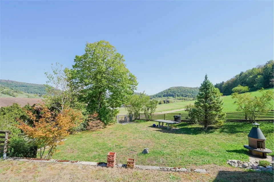 Habiter calmement au bord de la zone de construction : maison unifamiliale de 7,5 pièces avec 3 garages – photo 12 sur 13