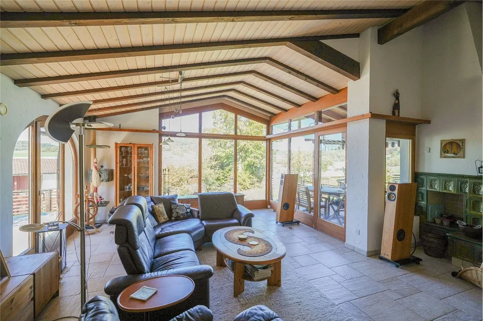Habiter calmement au bord de la zone de construction : maison unifamiliale de 7,5 pièces avec 3 garages – photo 3 sur 13