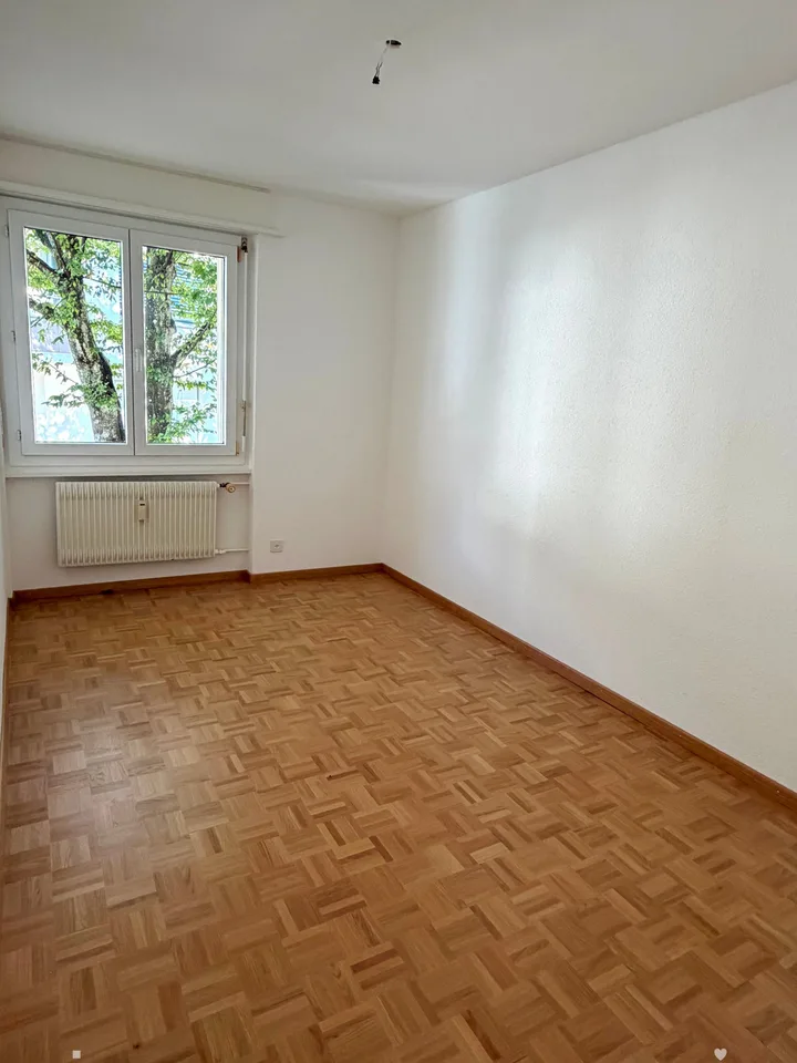 Helle 3-Zimmerwohnung mit Balkon, See- und Alpensicht in Biel – Foto 4 von 7
