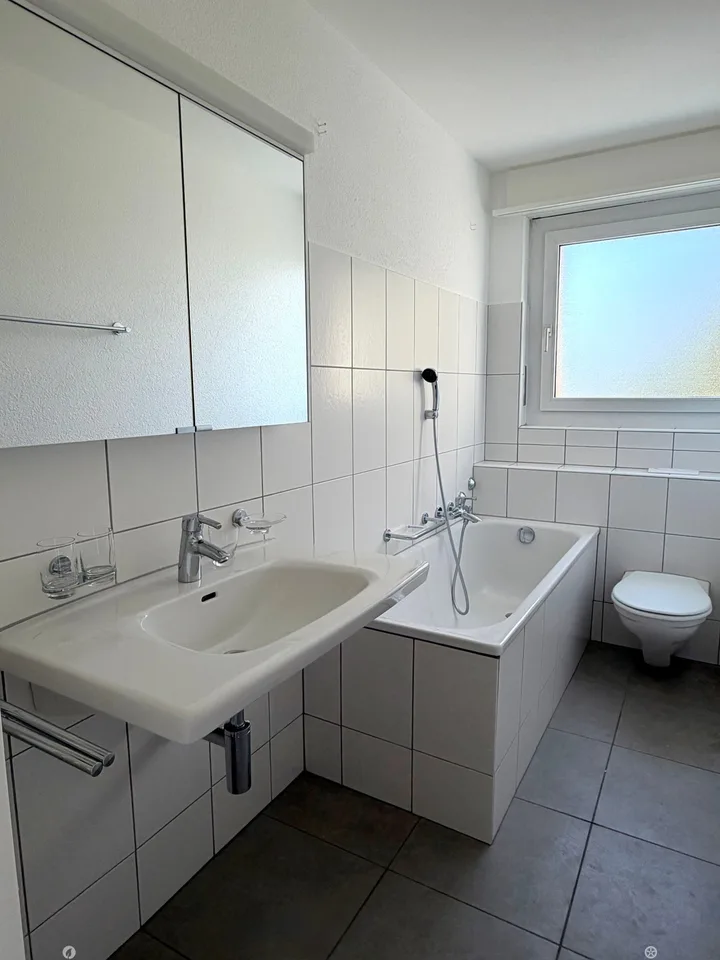 Helle 3-Zimmerwohnung mit Balkon, See- und Alpensicht in Biel – Foto 5 von 7