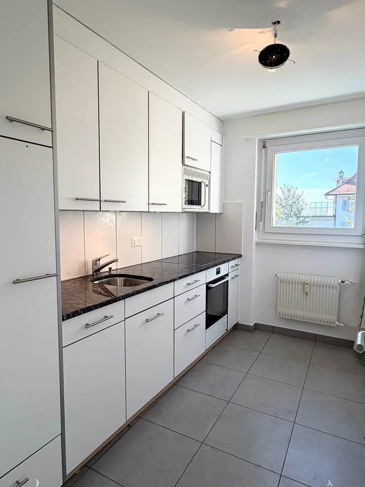 Helle 3-Zimmerwohnung mit Balkon, See- und Alpensicht in Biel – Foto 2 von 7
