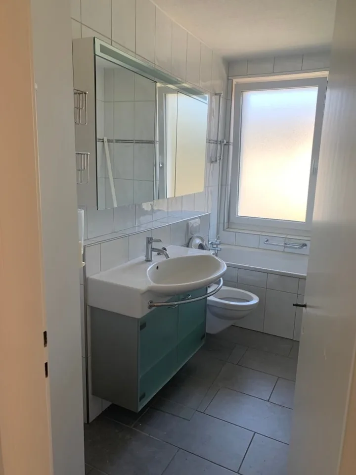 PER 01. Oktober 2026 WUNDERSCHÖNE ÄLTERE 3-ZIMMER-WOHNUNG IN ZOLLIKERBERG ZU VERMIETEN – Foto 2 von 6