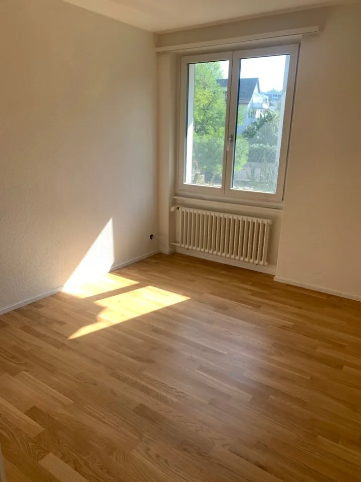 PER 01. Oktober 2026 WUNDERSCHÖNE ÄLTERE 3-ZIMMER-WOHNUNG IN ZOLLIKERBERG ZU VERMIETEN – Foto 5 von 6
