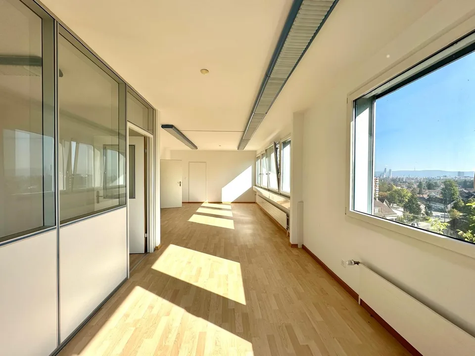 Bureau lumineux avec belle vue et frais accessoires inclus, y compris l'électricité – photo 3 sur 5
