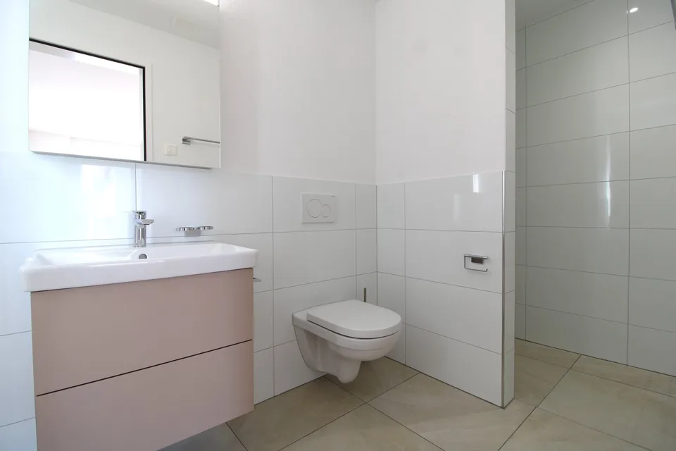 Moderne 3.5-Zimmer-Wohnung mit grosszügigem Balkon in Niederuzwil – Foto 8 von 14