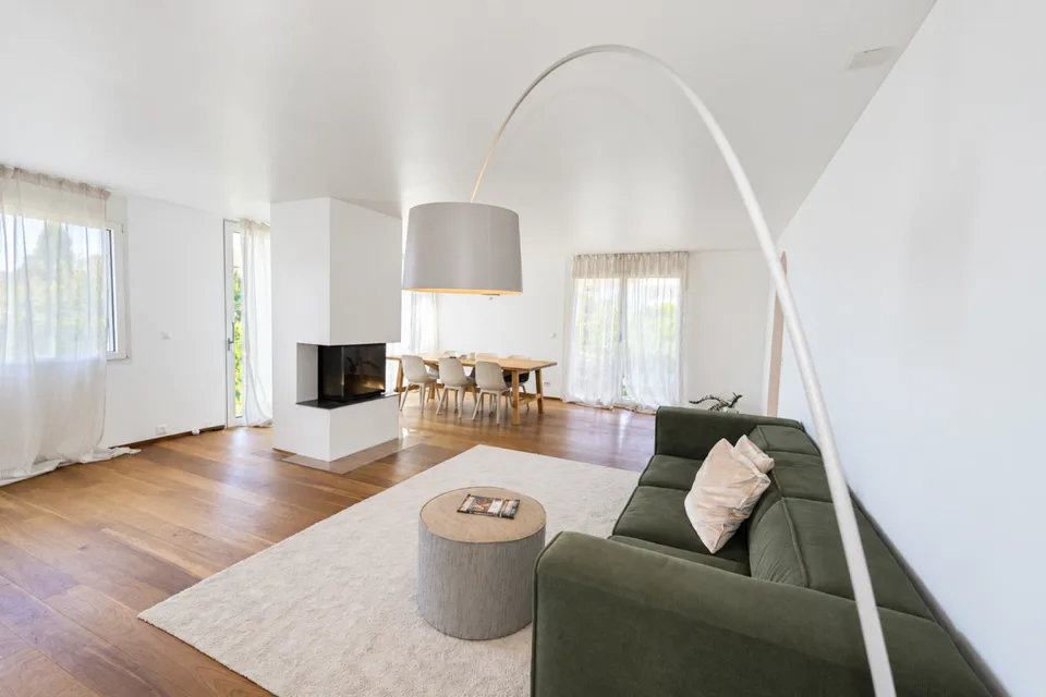 Maison unifamiliale de 6,5 pièces avec jardin, cheminée et panorama montagnard – photo 2 sur 12