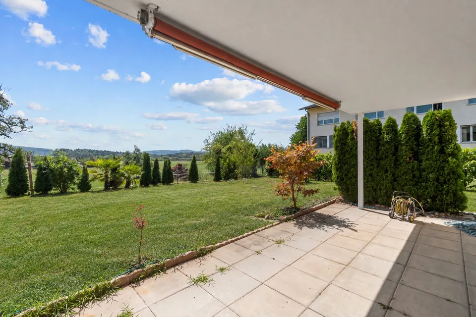 Lichtdurchflutete Wohnung mit einzigartigem Garten und traumhafter Aussicht in die Landschwirtschaft – Foto 5 von 5