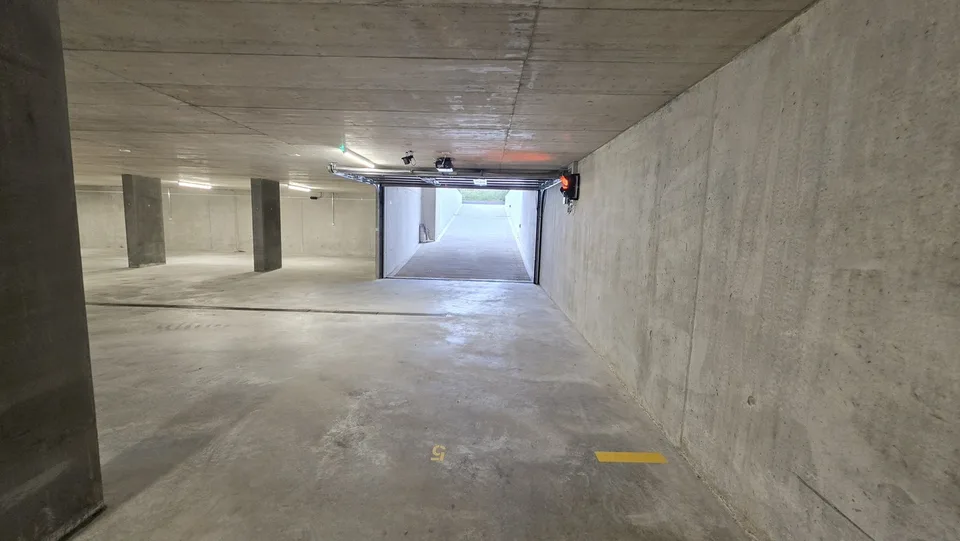 Motorradparkplatz in der Einstellhalle – Foto 3 von 5