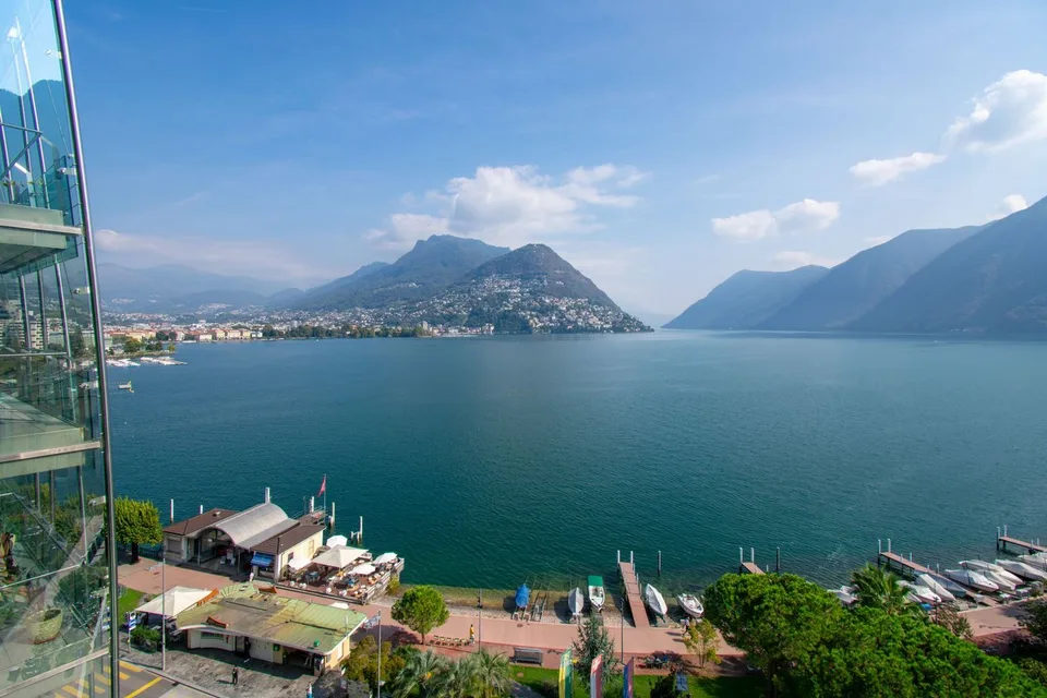 LUXURY APARTMENT WITH BREATHTAKING LAKE VIEW – Foto 10 von 13
