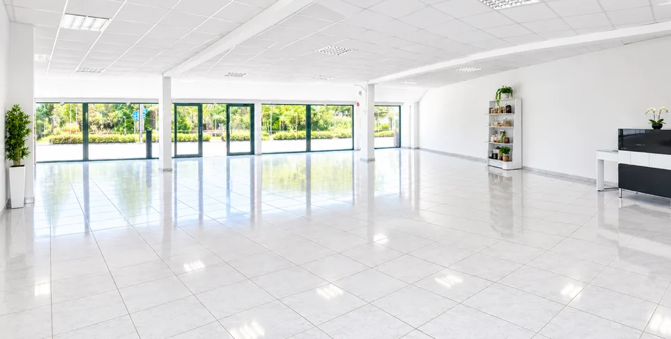 A louer local commercial de 200m2 avec vitrine sur l'axe Delémont-Bâle – photo 2 sur 15