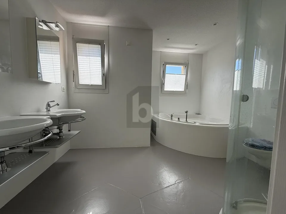 Naturally situated with high-quality construction and plenty of space! – photo 5 of 12