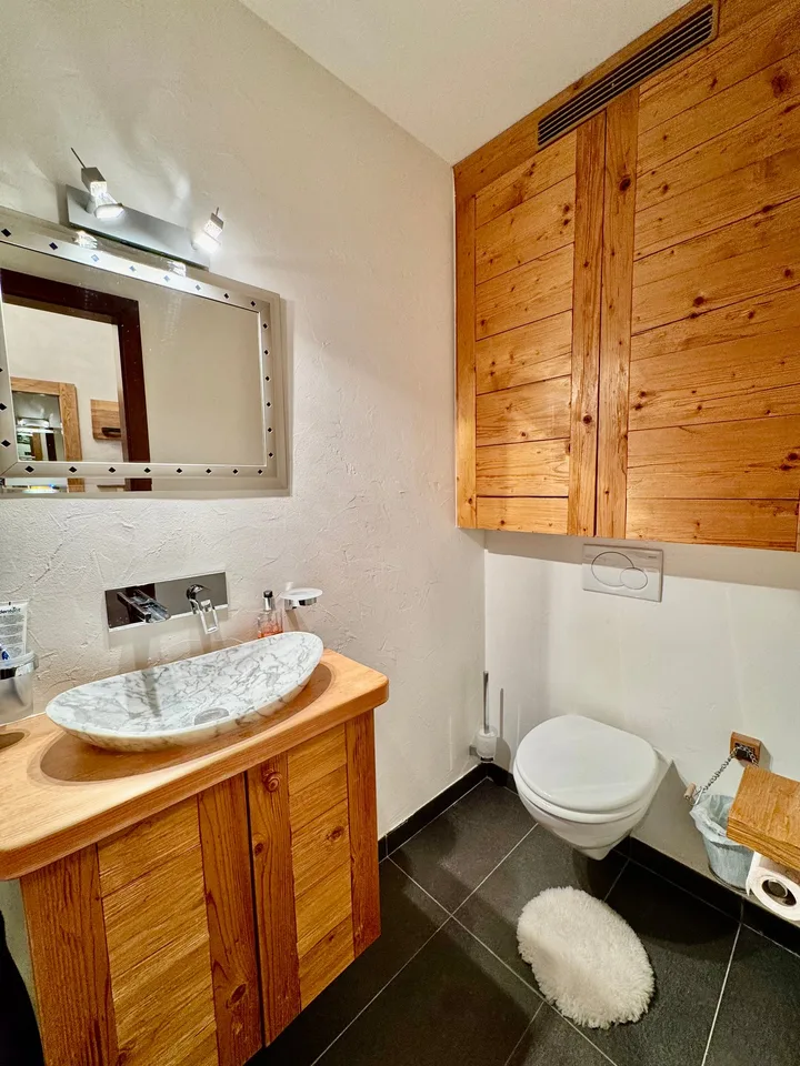 Appartement 4.5 pièces avec vue et charme alpin à Crans-Montana – photo 8 sur 9