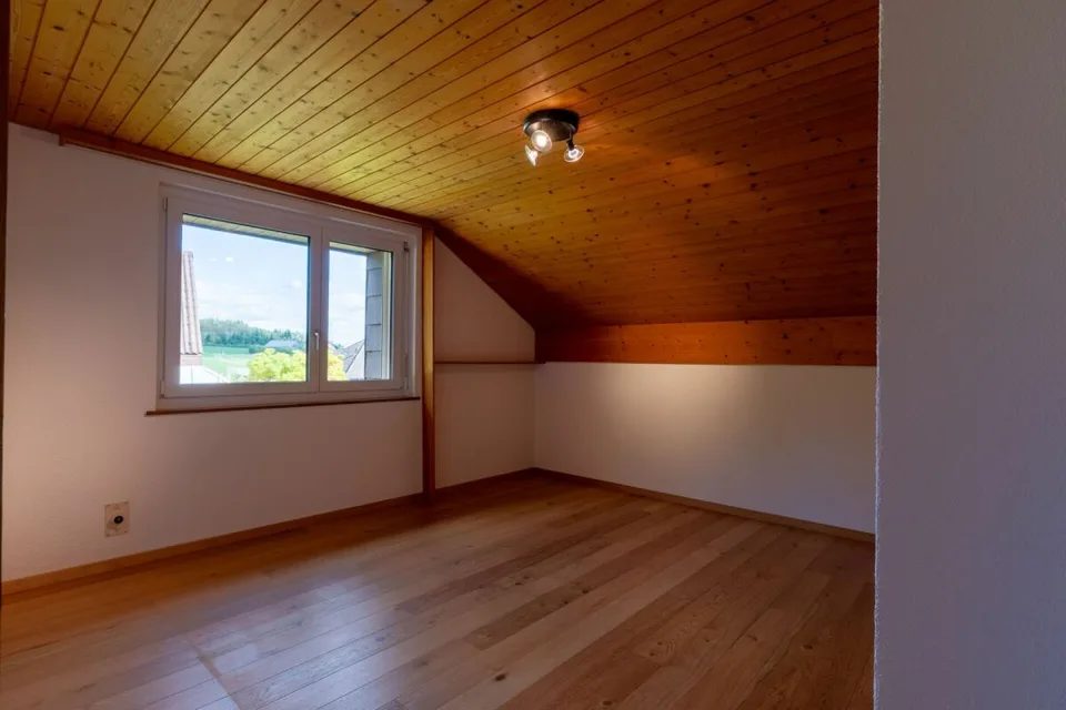 4.5 Zimmerwohnung mit Cheminée und Alpensicht – Foto 7 von 11