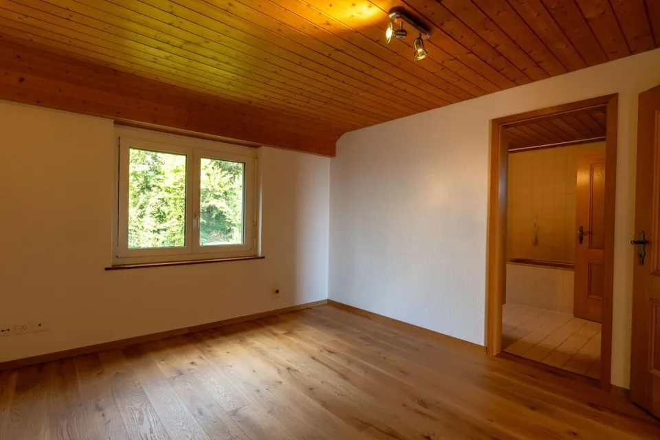 4.5 Zimmerwohnung mit Cheminée und Alpensicht – Foto 8 von 11