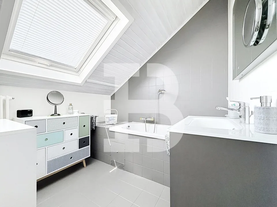 Zweigeschossige Dachwohnung mit zwei Zimmern – Foto 8 von 9