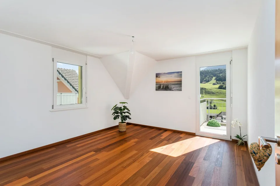 Appartement-maisonnette en attique de 5,5 pièces avec une vue panoramique sur les montagnes – photo 9 sur 30