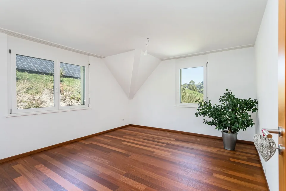 Appartement-maisonnette en attique de 5,5 pièces avec une vue panoramique sur les montagnes – photo 10 sur 30