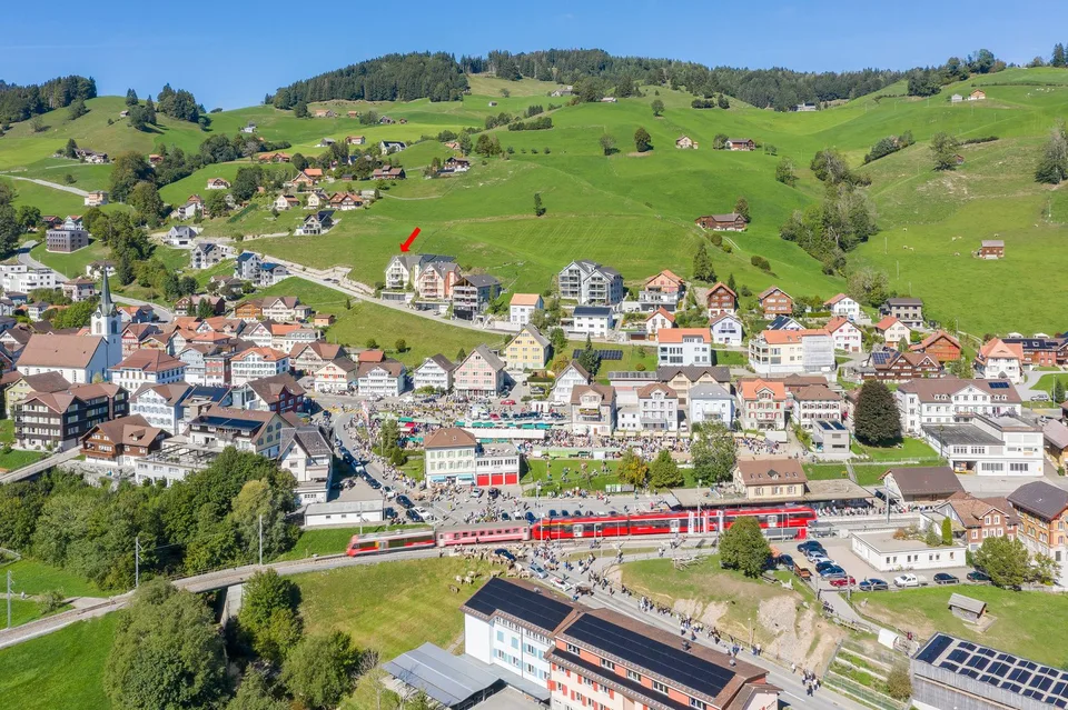 Appartement-maisonnette en attique de 5,5 pièces avec une vue panoramique sur les montagnes – photo 4 sur 30