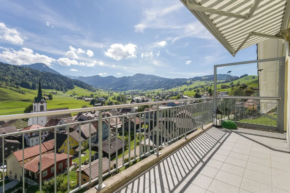 Appartement-maisonnette en attique de 5,5 pièces avec une vue panoramique sur les montagnes – photo 3 sur 30