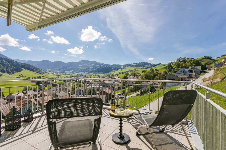 Appartement-maisonnette en attique de 5,5 pièces avec une vue panoramique sur les montagnes – photo 17 sur 30