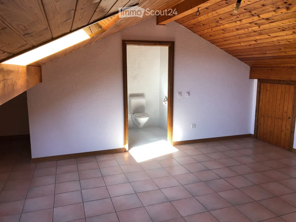 Große Wohnung mit 6.5 Zimmern in idyllischer Umgebung – Foto 5 von 5