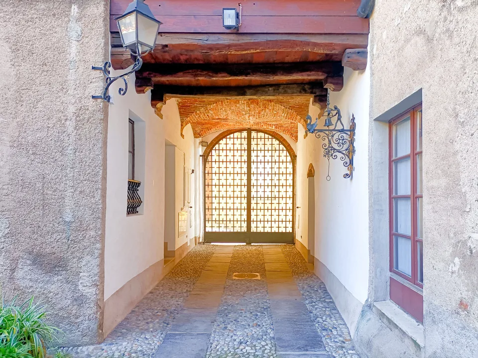 MONOLOCALE MIT INNENHOF IM PRESTIGEVOLLEN PALAZZO TORRIANI – Foto 8 von 10