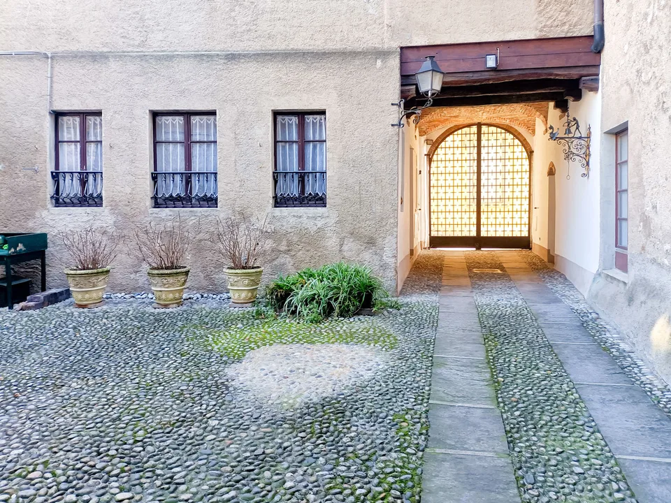 MONOLOCALE MIT INNENHOF IM PRESTIGEVOLLEN PALAZZO TORRIANI – Foto 7 von 10