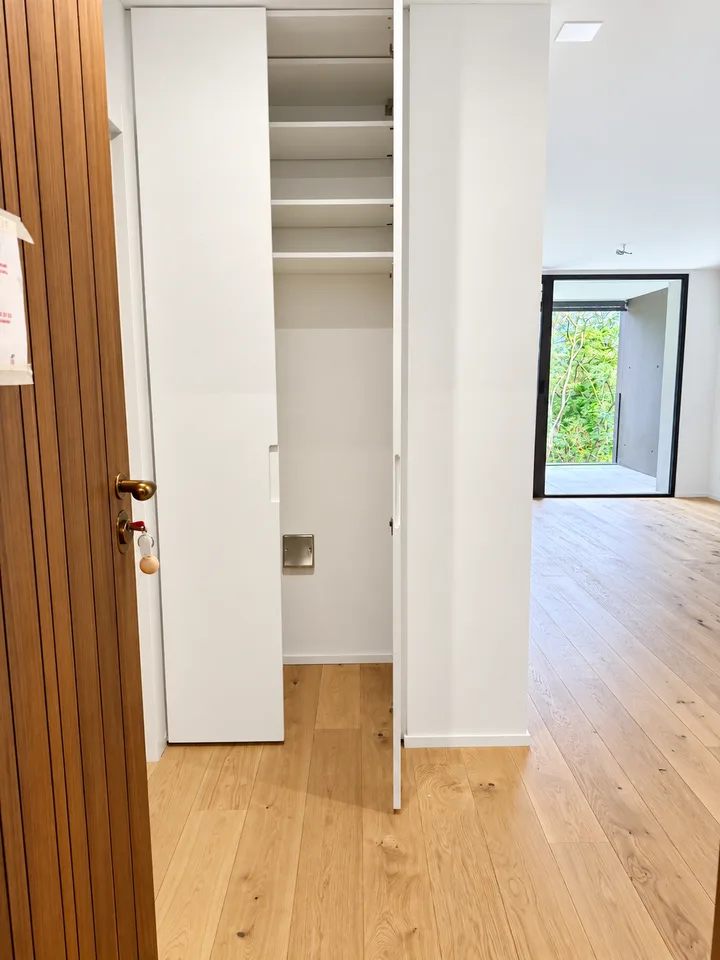 Wunderschönes Dachgeschoss mit 3.5 Zimmern und Panoramablick in Lumino – Foto 3 von 11