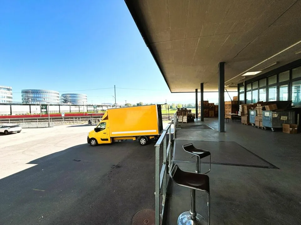 104 m² Lagerraum im 1. UG mit Anlieferungsrampe und Warenlift - Steinhausen – Foto 4 von 14