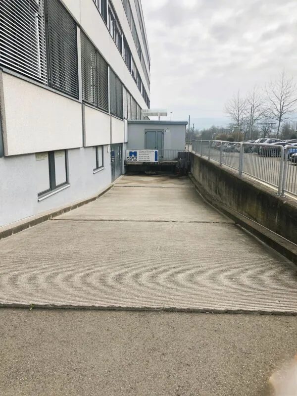 104 m² Lagerraum im 1. UG mit Anlieferungsrampe und Warenlift - Steinhausen – Foto 5 von 14