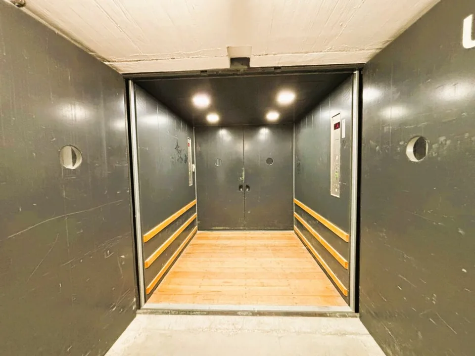 104 m² Lagerraum im 1. UG mit Anlieferungsrampe und Warenlift - Steinhausen – Foto 9 von 14