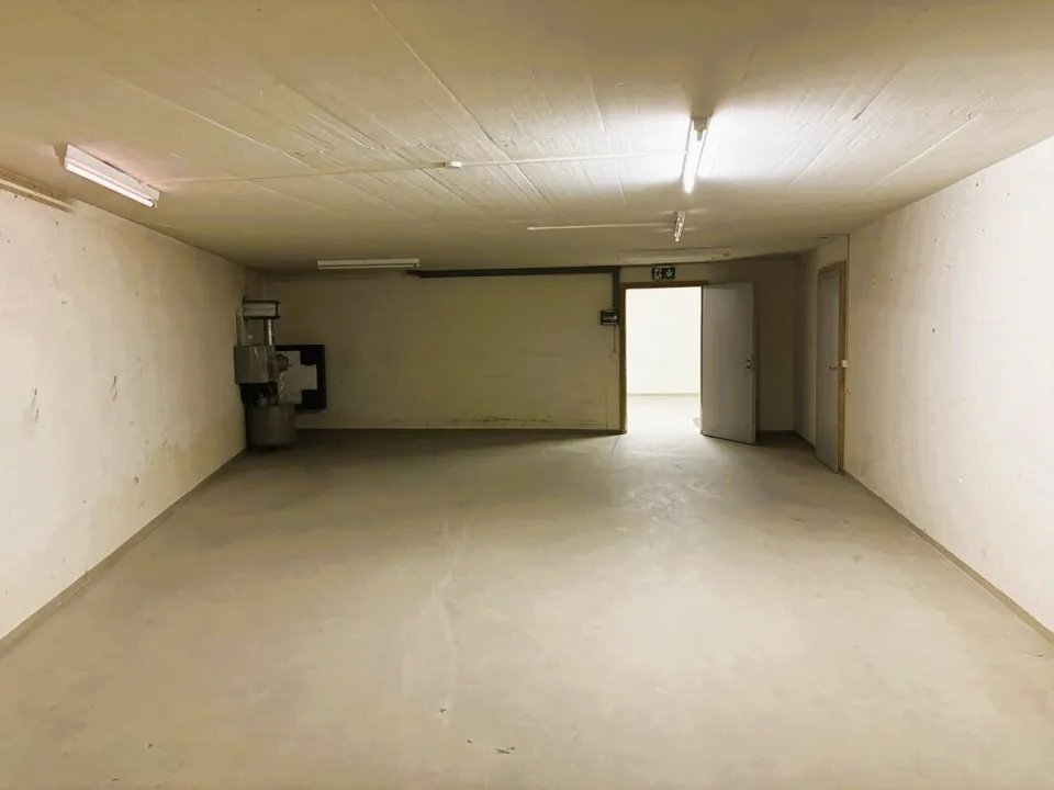 104 m² Lagerraum im 1. UG mit Anlieferungsrampe und Warenlift - Steinhausen – Foto 13 von 14