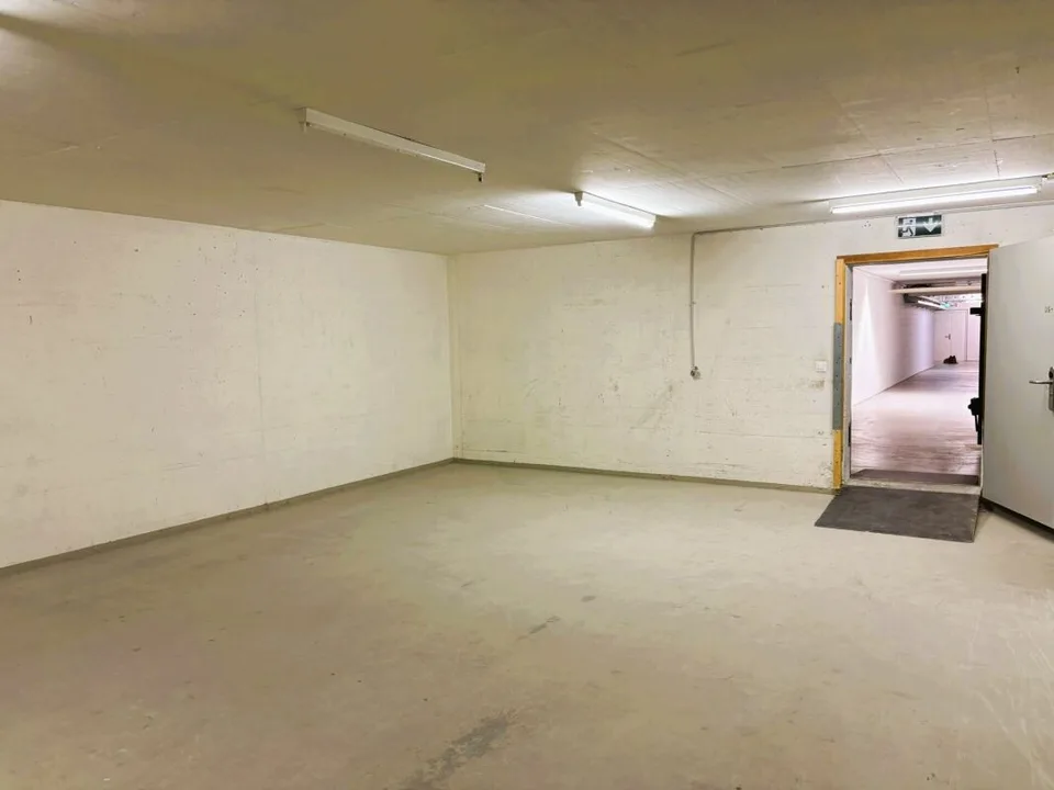 104 m² Lagerraum im 1. UG mit Anlieferungsrampe und Warenlift - Steinhausen – Foto 14 von 14