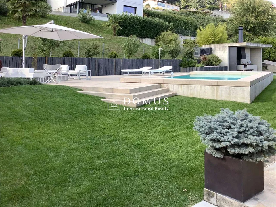 Villa mit Seeblick und Pool – Foto 4 von 12