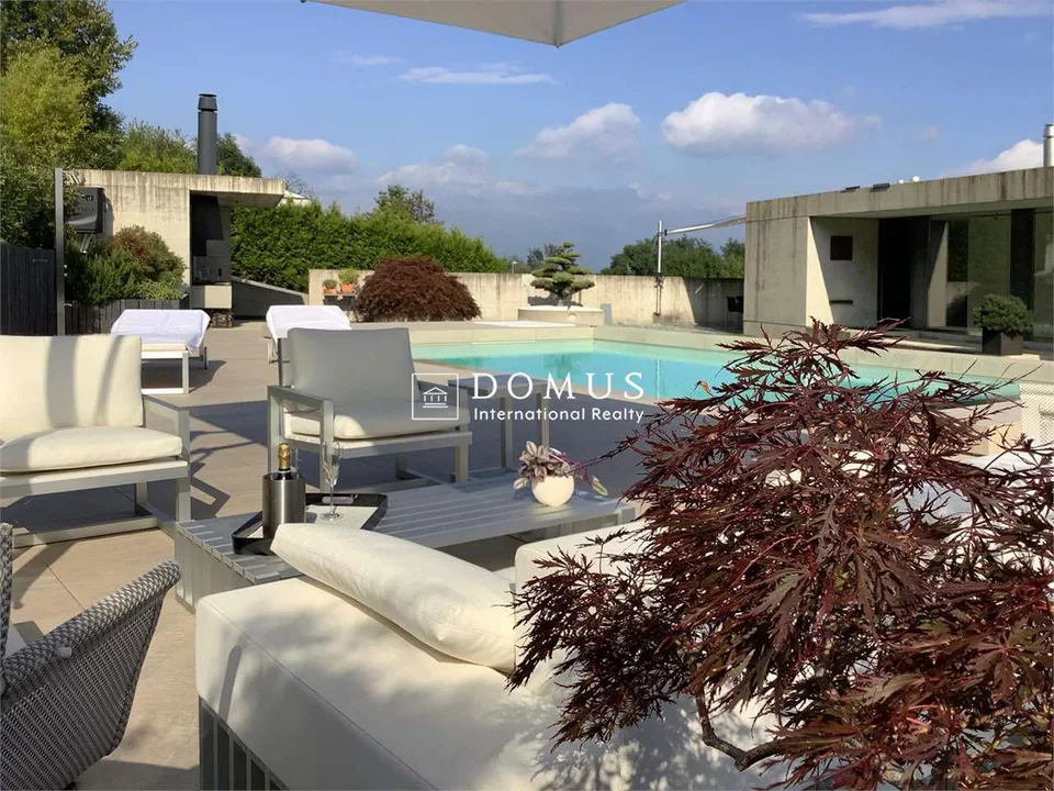Villa mit Seeblick und Pool – Foto 2 von 12
