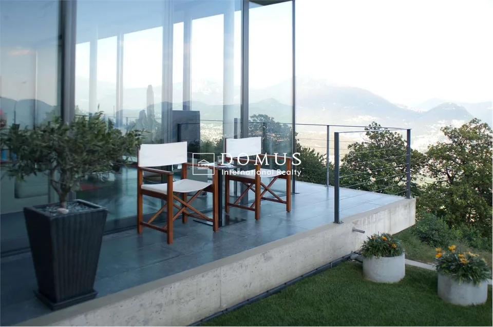 Villa mit Seeblick und Pool – Foto 9 von 12