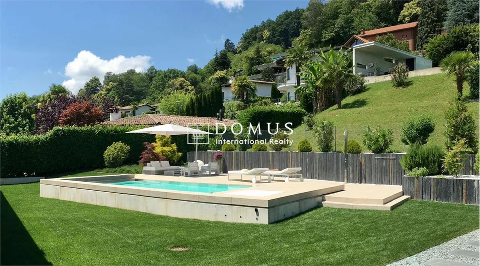 Villa mit Seeblick und Pool – Foto 3 von 12