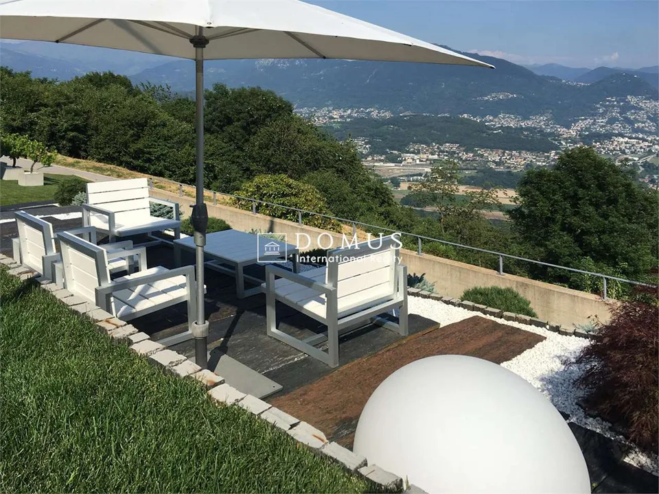 Villa mit Seeblick und Pool – Foto 10 von 12