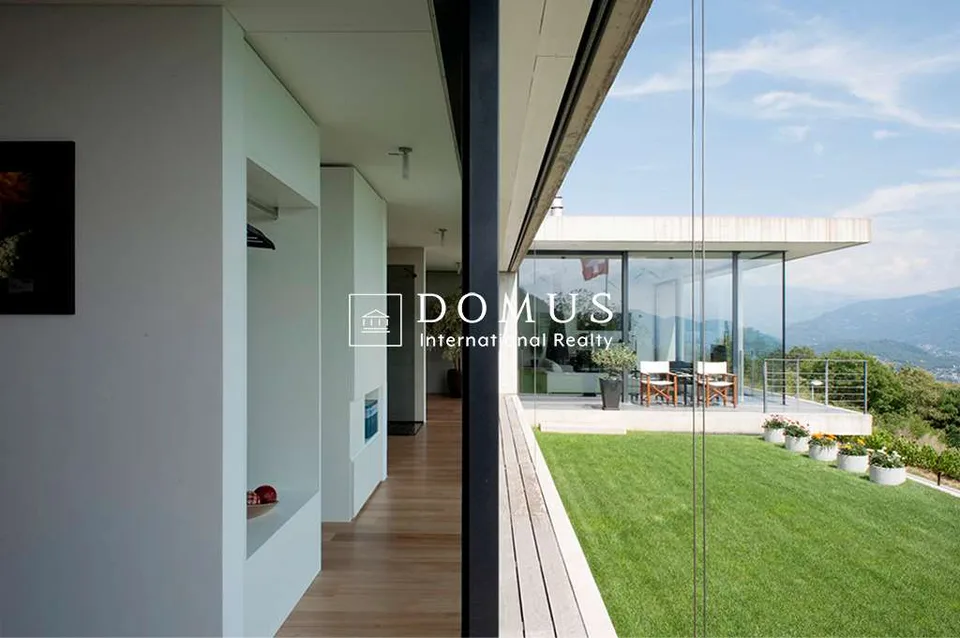 Villa mit Seeblick und Pool – Foto 8 von 12