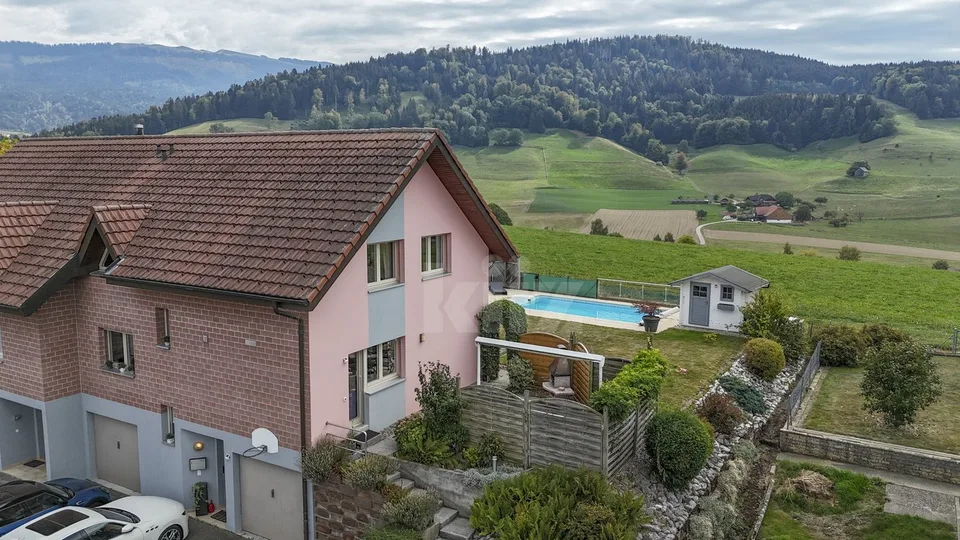 Charming semi-detached house with pool – photo 12 of 13