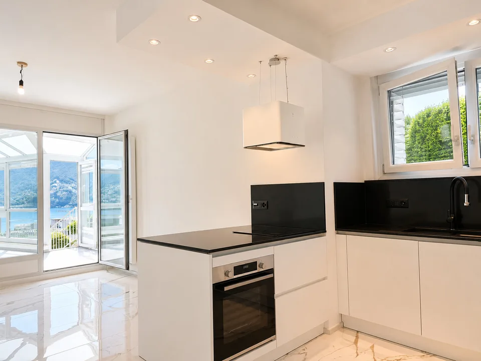 ÉLÉGANT APPARTEMENT 4.5 PIÈCES AVEC VÉRANDE ET VUE SUR LE LAC À LORETO – photo 2 sur 9