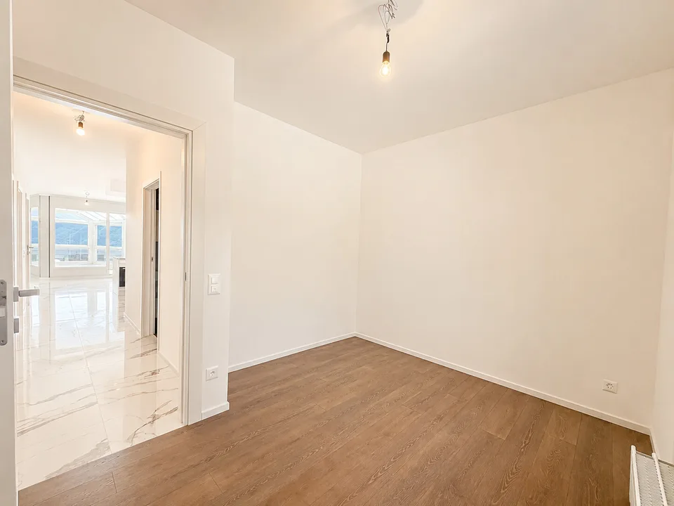 ÉLÉGANT APPARTEMENT 4.5 PIÈCES AVEC VÉRANDE ET VUE SUR LE LAC À LORETO – photo 6 sur 9