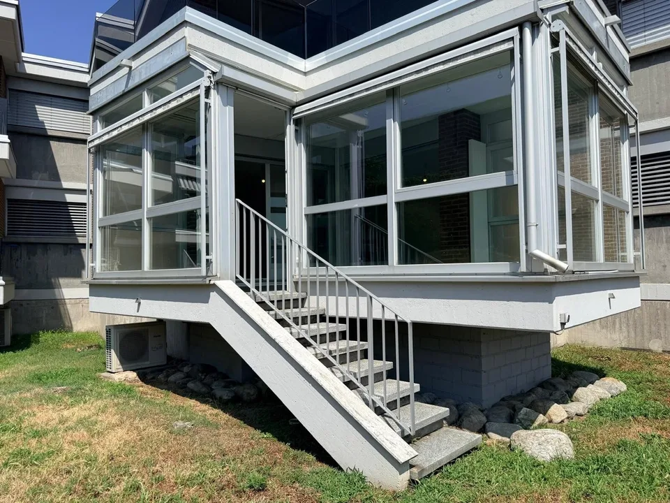 ÉLÉGANT APPARTEMENT 4.5 PIÈCES AVEC VÉRANDE ET VUE SUR LE LAC À LORETO – photo 4 sur 9