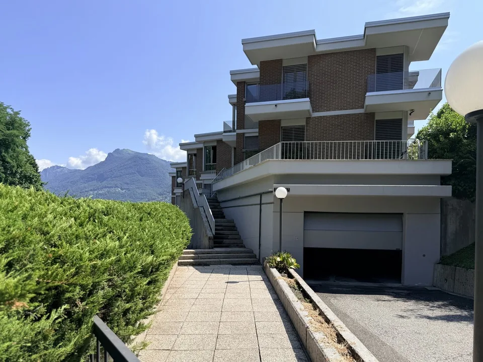 ÉLÉGANT APPARTEMENT 4.5 PIÈCES AVEC VÉRANDE ET VUE SUR LE LAC À LORETO – photo 9 sur 9