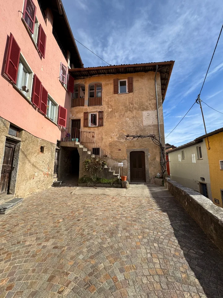 Haus mit 2 Wohnungen und 18 Räumen in Vernate – Foto 2 von 30