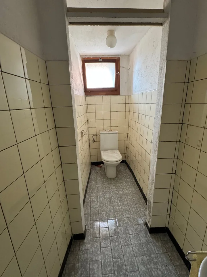 Haus mit 2 Wohnungen und 18 Räumen in Vernate – Foto 25 von 30