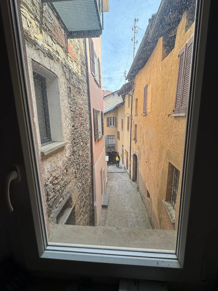 Haus mit 2 Wohnungen und 18 Räumen in Vernate – Foto 18 von 30