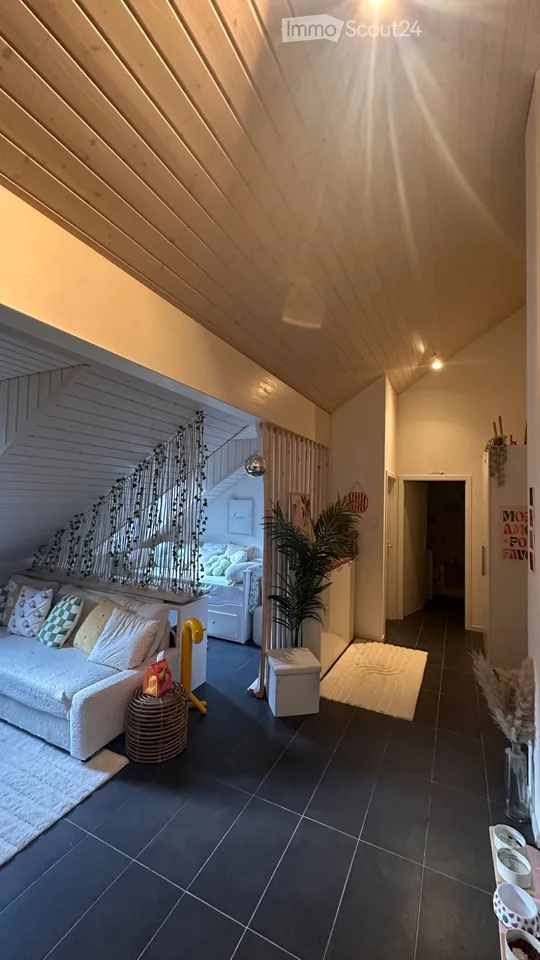Chessel - Charmantes 2,5-Zimmer-Wohnung unter dem Dach – Foto 2 von 5