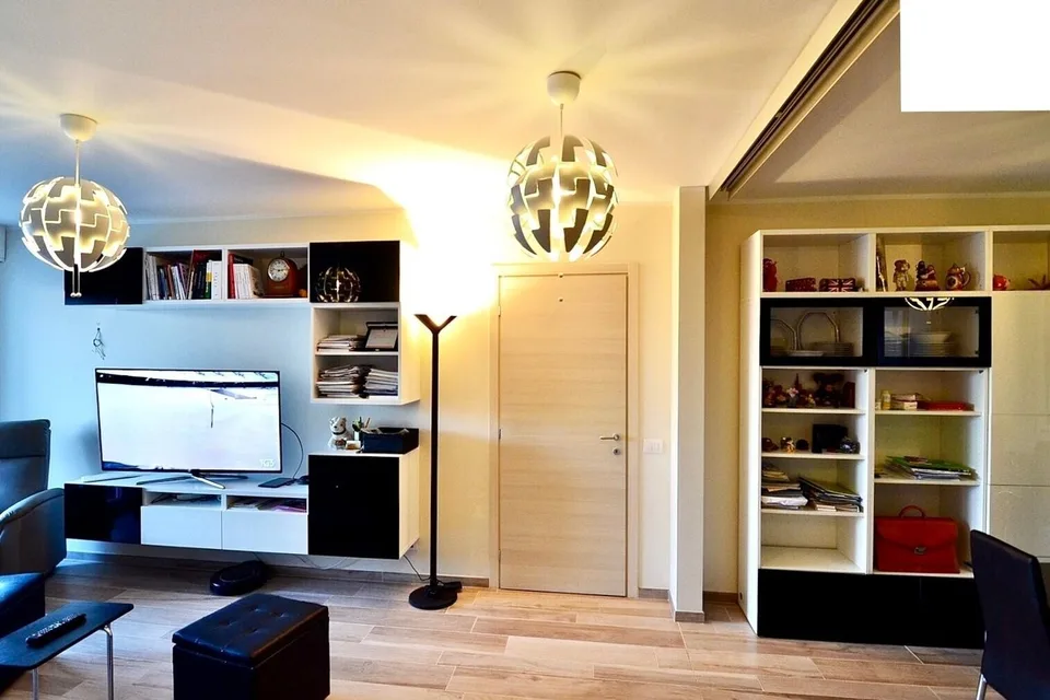 ÉLÉGANT APPARTEMENT 3.5 PIÈCES AVEC TERRASSE ET VUE SUR LE LAC À PARADISO – photo 2 sur 10